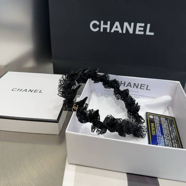 with packaging boxChanel Chanel's latest small fragrance headband, simple and p