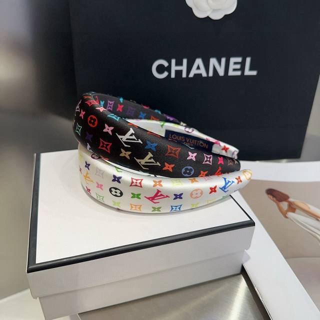 Comes with packaging boxLouis Vuitton Louis Vuitton's new colorful headband, si