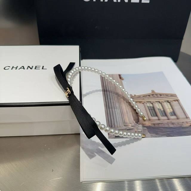 comes with a box Chanel's latest small pearl headband, super beautiful! A must-
