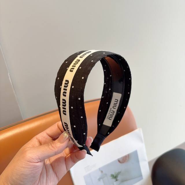 with packaging Miumiu's new wide headband, beautiful letter headband! Specially