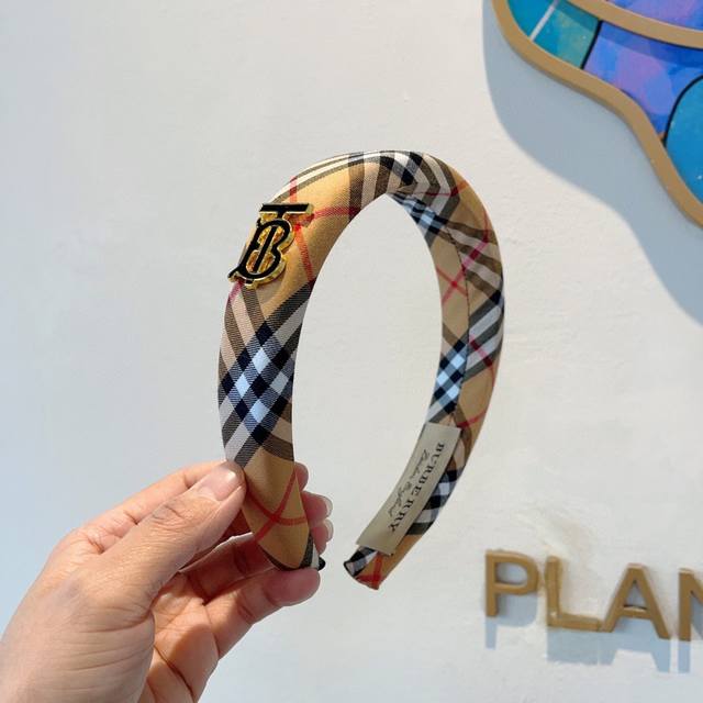 with packaging Burberry's classic new autumn and winter headband, with all the