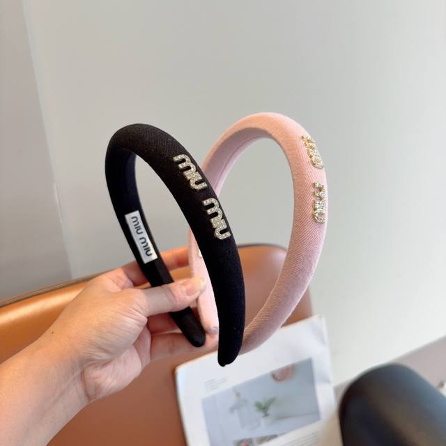 with packaging Miumiu's new high-end textured sponge headband with metal letter