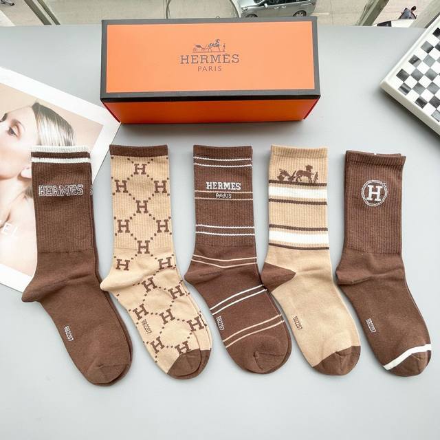comes with a box of five pairs of Herm