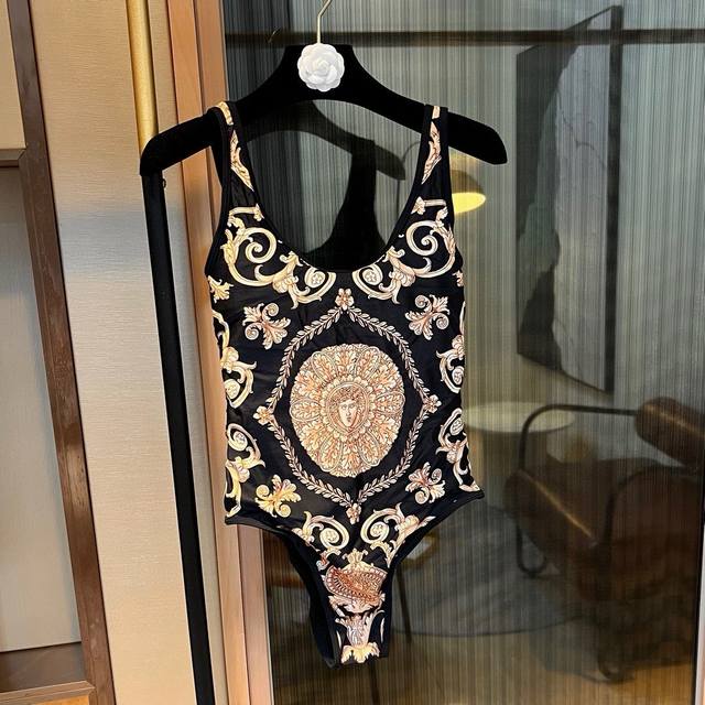 Versace one-piece swimsuit is suitable for a variety of scenarios.
