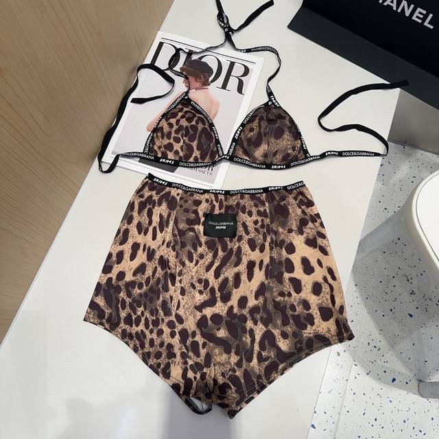 Dg swimsuit, a must-have for fashionistas. Super figure-flattering! Sml DDD