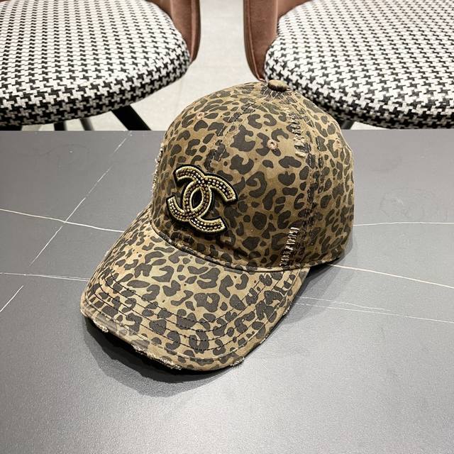 Chanel's new leopard print baseball cap, very cool color, different styles for