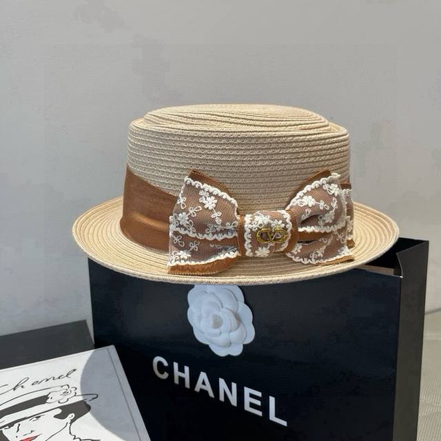Valentino new flat-top straw hat, made of fine straw, the hat shape is awesome D