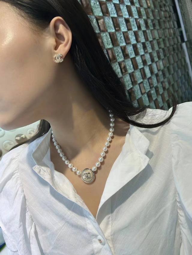Chanel's new necklace is a hot-selling model and is now available at the counter