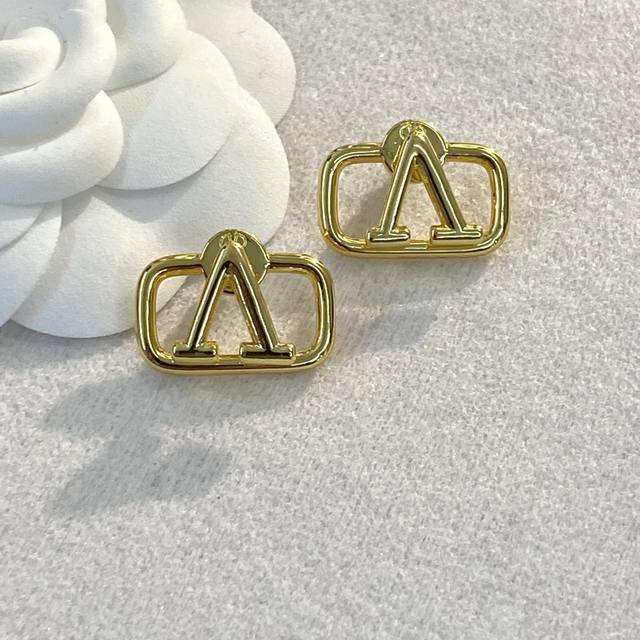 Valentino earrings hot-selling new models vintage Vibtage, simple and versatile