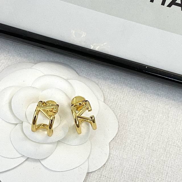 Valentino earrings hot-selling new models low-key minimalist style, vintage Vib