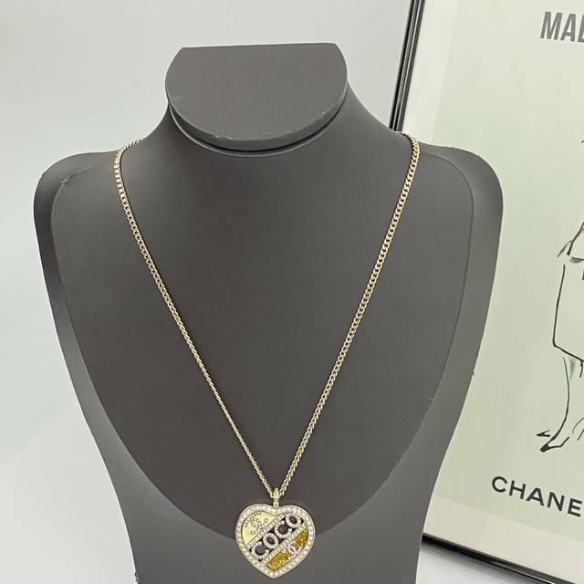 Chanel necklace hot-selling models are back on sale, and are available at the c
