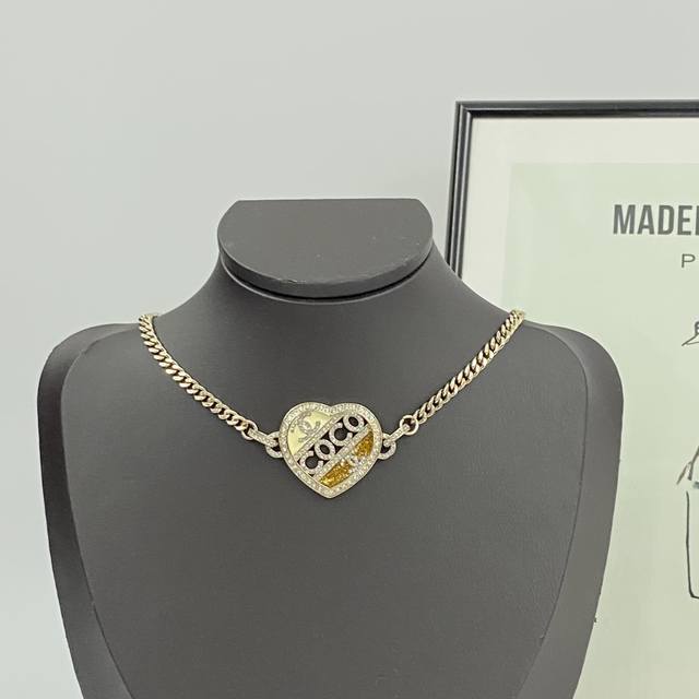 Chanel necklace hot-selling models are on sale now, and the counter is synchroni