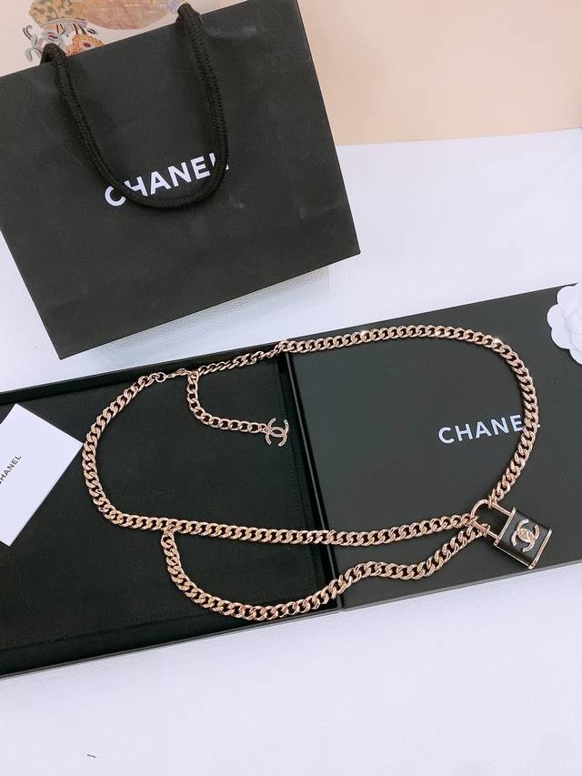 Chanel's new lock waist chain Chanel lambskin gold and black chain waist chain,