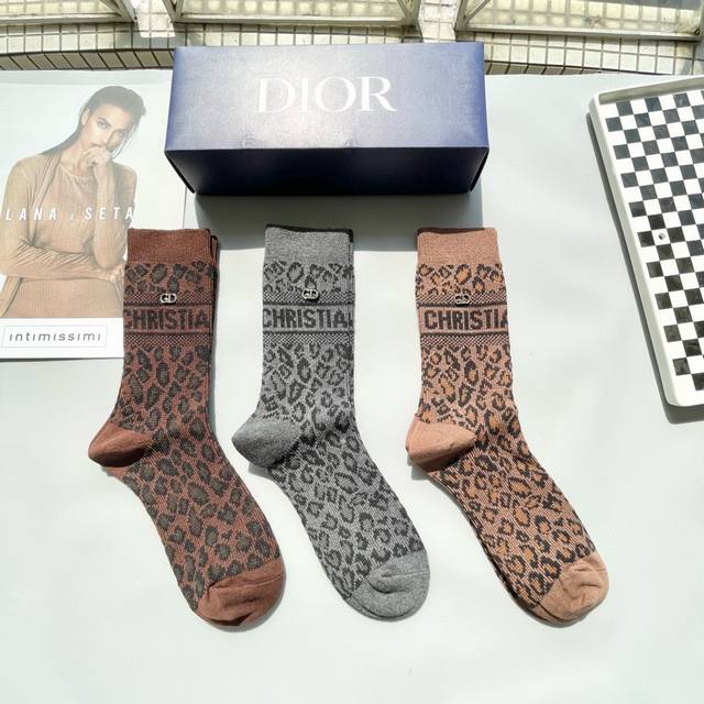 Comes with packaging: one box of three pairs of Dior's super popular online cel