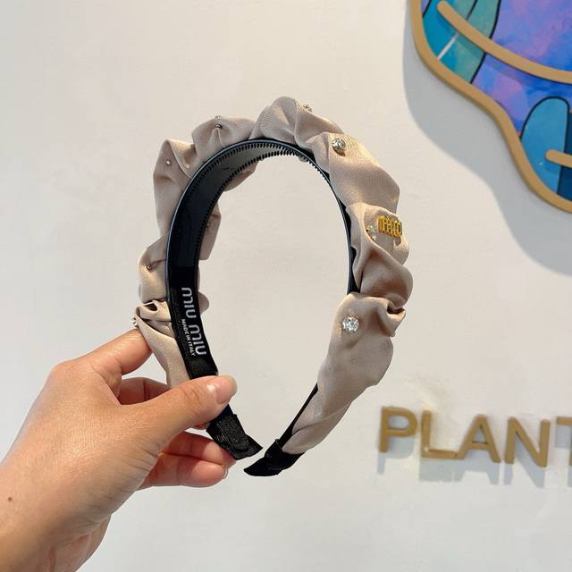 with packagingMiumiu Miu Miu new Korean satin pleated letter headband, all deta