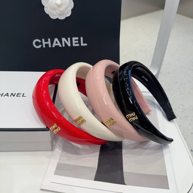 Comes with boxMiumiu's new letter headband, a hit online! Simple and elegant, p