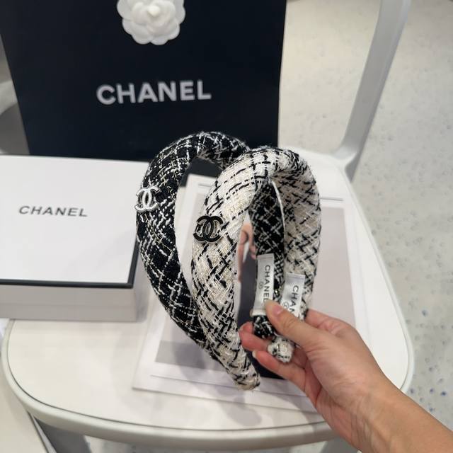 comes with a box Chanel's latest headband, super beautiful! A must-have for eve