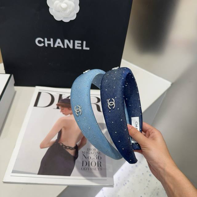 comes with a box Chanel's latest denim headband, super beautiful! A must-have f