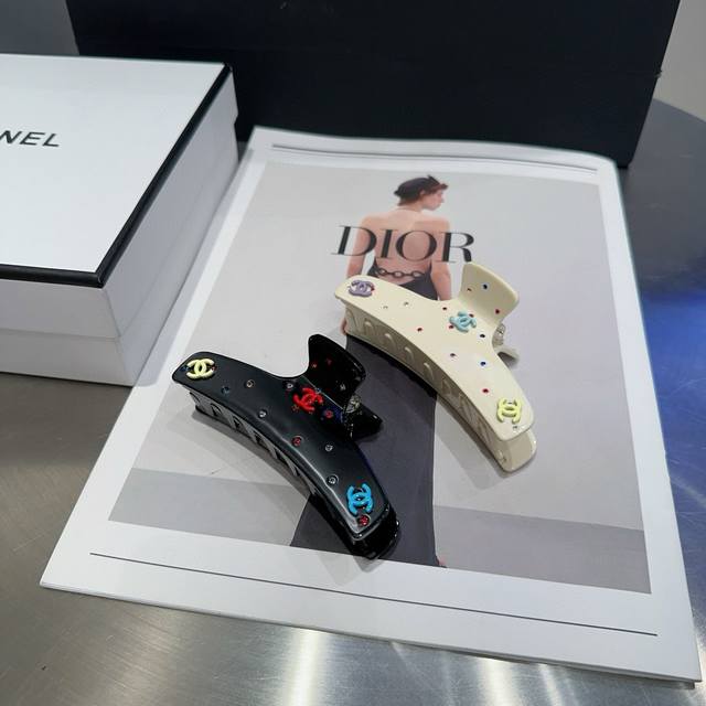 comes with a box Chanel's latest popular clip, a beautiful one! A must-have for