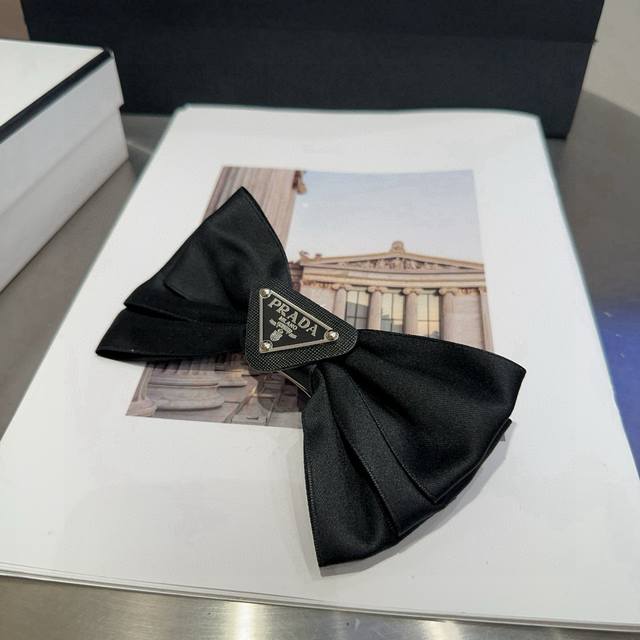 with packaging boxPrada Prada spring top clip, the elegant lady is worth buying