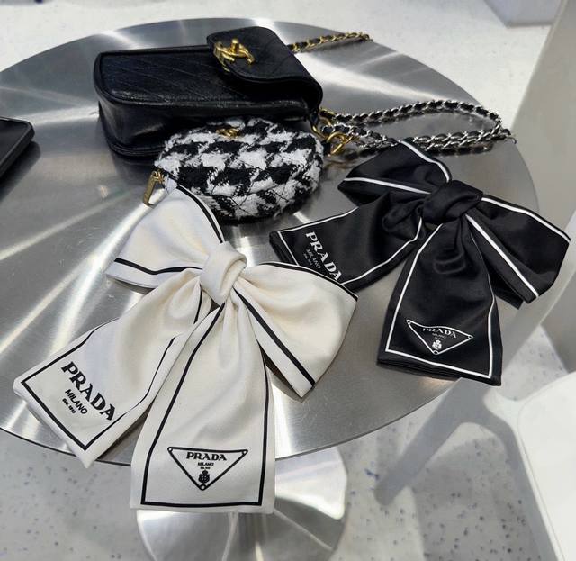 comes with a boxPrada Prada's latest hit spring clipElegant Girl, look here! Ve
