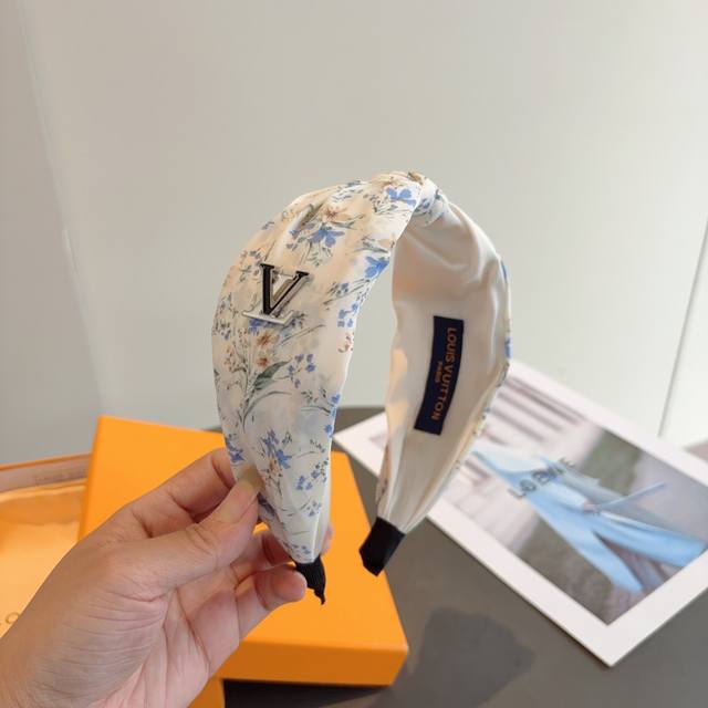 With packagingLv Louis Vuitton new middle knot headband, fashionable and versati