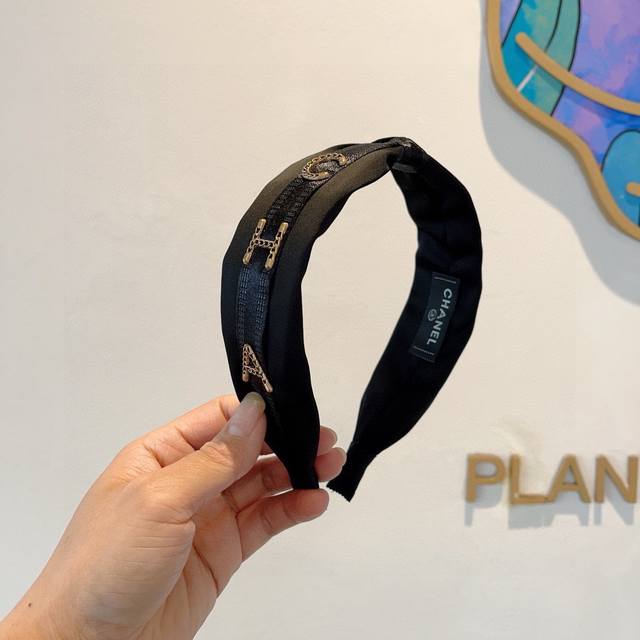 With packagingChanel Chanel's latest small silk headband, Chanel headband, retro