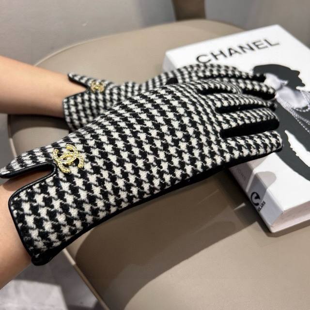 2025 New Chanel wool gloves, fashionable gloves, warm and velvet lining for autu
