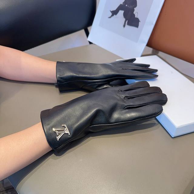 Lv sheepskin gloves, fashionable gloves, warm in autumn and winter with fleece l