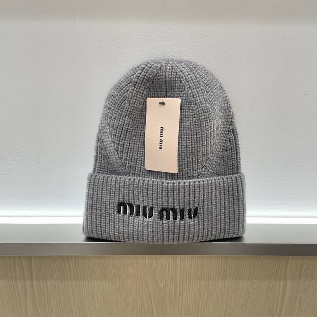 Miumiu 2025 autumn and winter new cashmere knitted beanie, a retro Korean style