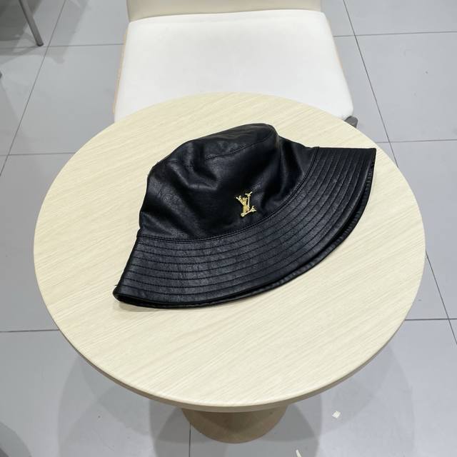 Lv Louis Vuitton 2025 new leather-trimmed denim bucket hat, big brand simultaneo