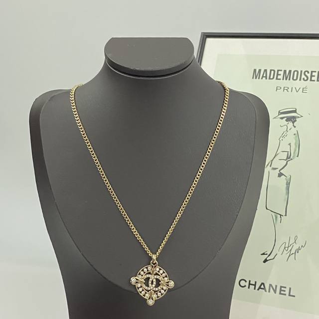 Chanel necklace hot-selling models are on sale now, and the counter is synchron