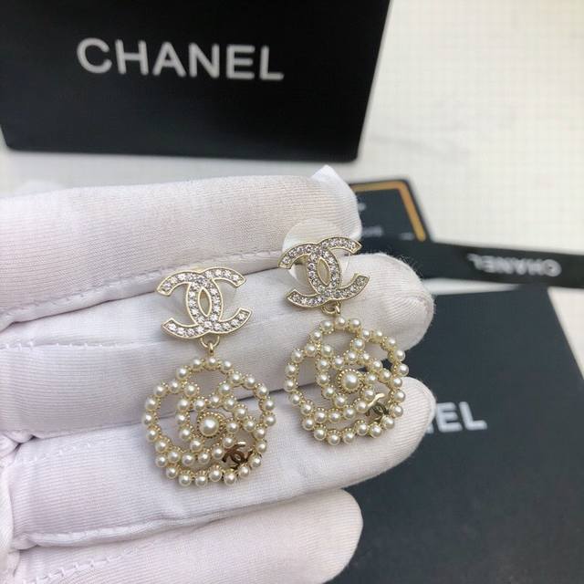 Chanel The latest counter models are now available! Chanel earrings are a hot hi