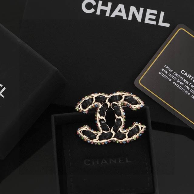 Chanel's new classic black leather diamond brooch is presented in real details o