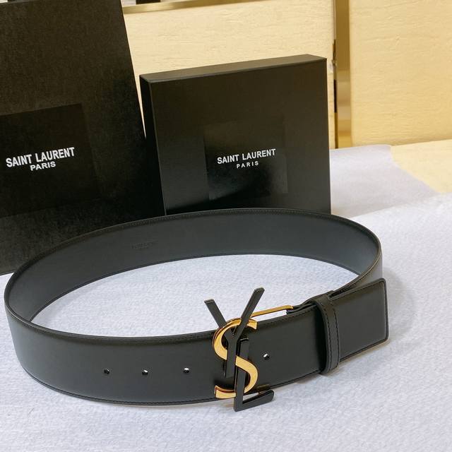 YangshulinSalnt.Laurent.Paris buckle belt. Engraved with the Yves Saint Laurent