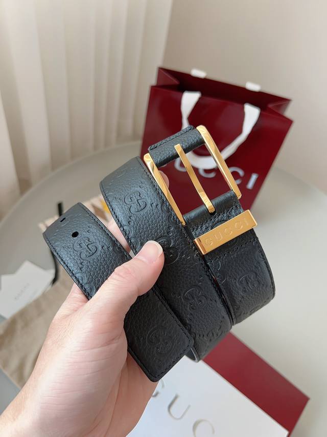 Gucci The iconic Gg pattern continues to enhance leather accessories, reinterpre
