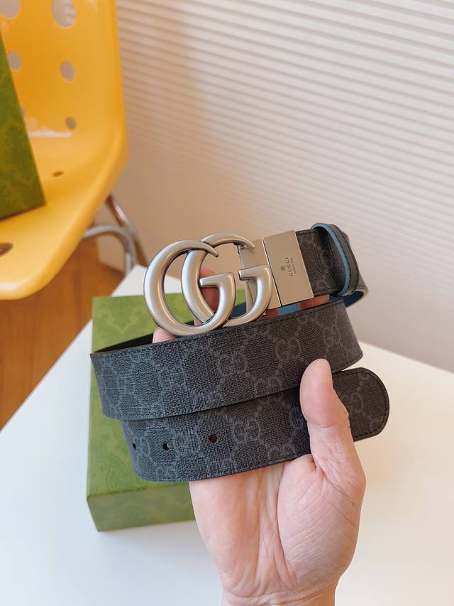 Gucci This double-sided leather belt cleverly combines Gg Supreme canvas and bla