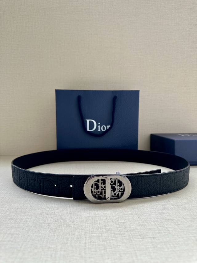 Width 3.5cm This metal-coated stainless steel belt buckle features the Cd Icon l
