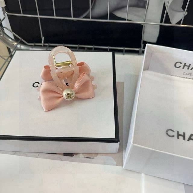 with packaging box Chanel Chanel's hottest new grab clip, fresh and refreshing