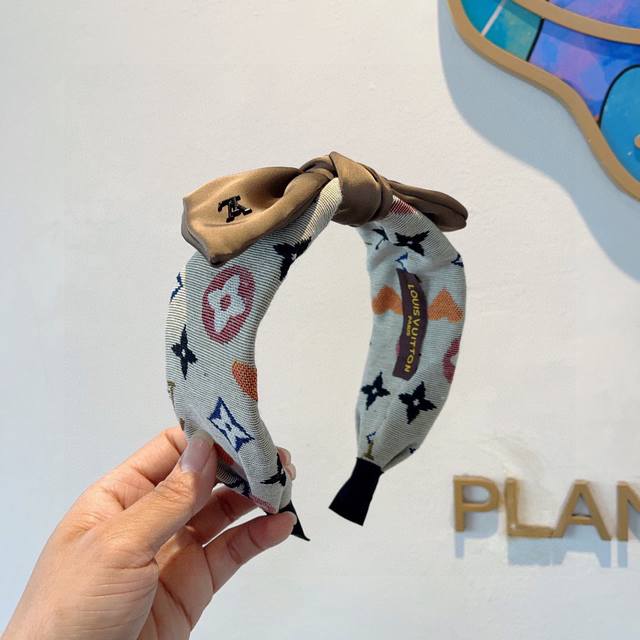 with packaging Lv Louis Vuitton's hottest new wide bow headband, fashionable he