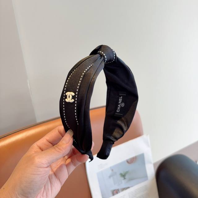 with packaging Chanel's new Chanel headband with a wide middle knot, a fashiona