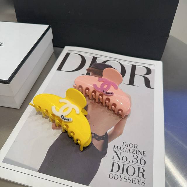 comes with a box Chanel's latest popular clip, a refreshing summer style, a bea