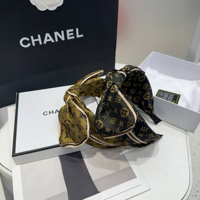 comes with packaging boxLouis Vuitton Louis Vuitton's new headband, classic LV