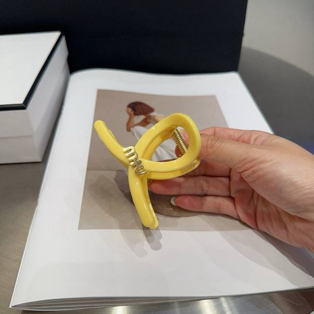 comes with a box Miumiu's new letter clip, a fresh summer series, simple and el