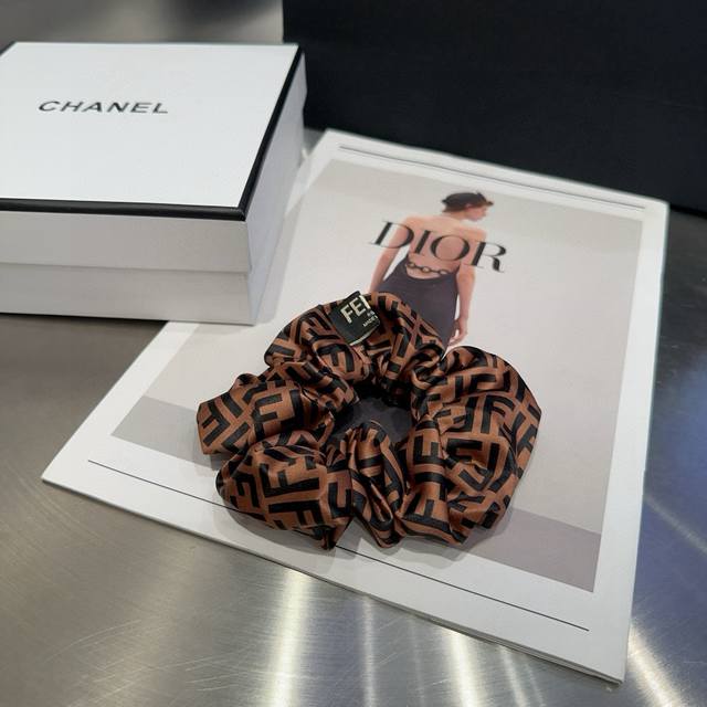 with packaging boxFendi Fendi classic F hairband, retro temperament beauty, sim