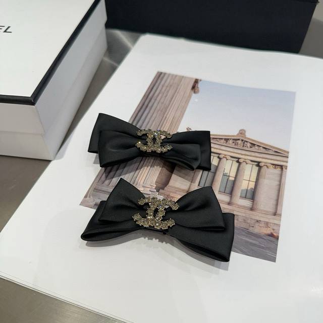 comes with a pair of Chanel's latest popular bangs clip, a beautiful one! The r