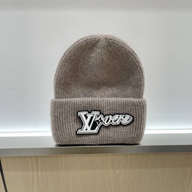 Lv Louis Vuitton 2025 Autumn and Winter New Beanie, Men's and Women's Knitted Ha