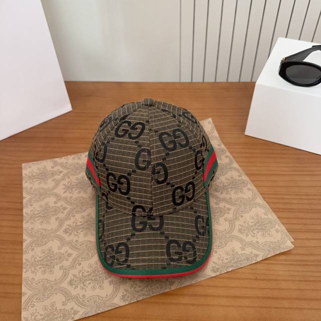 Gucci 2025 counter new simple embroidered baseball cap, very trendy! Casual spor