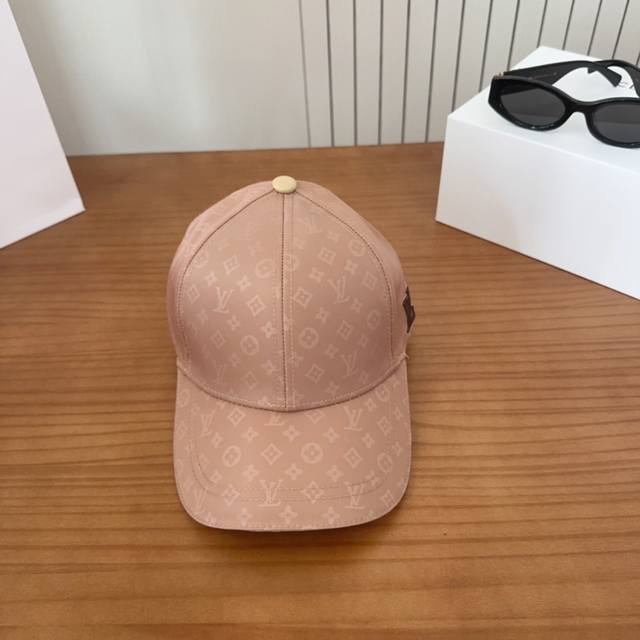 Lv Louis Vuitton original embroidered baseball cap is light and breathable. Perf