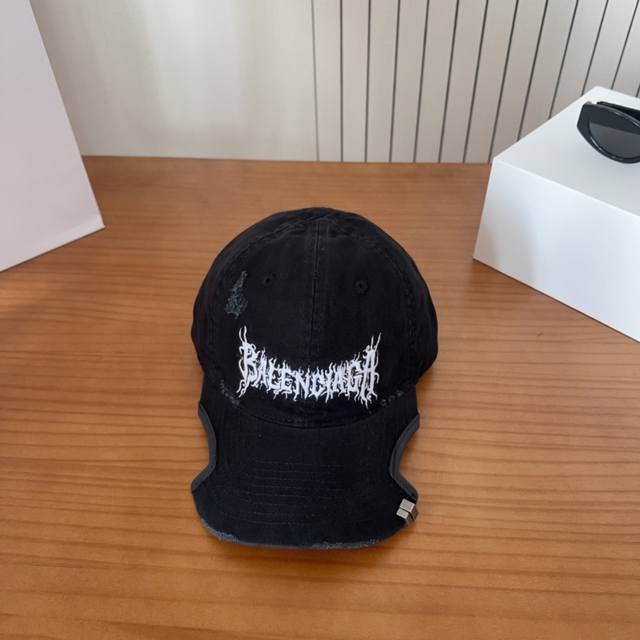Balencia*A new Balencia baseball cap Simple and stylish super good-looking hat!